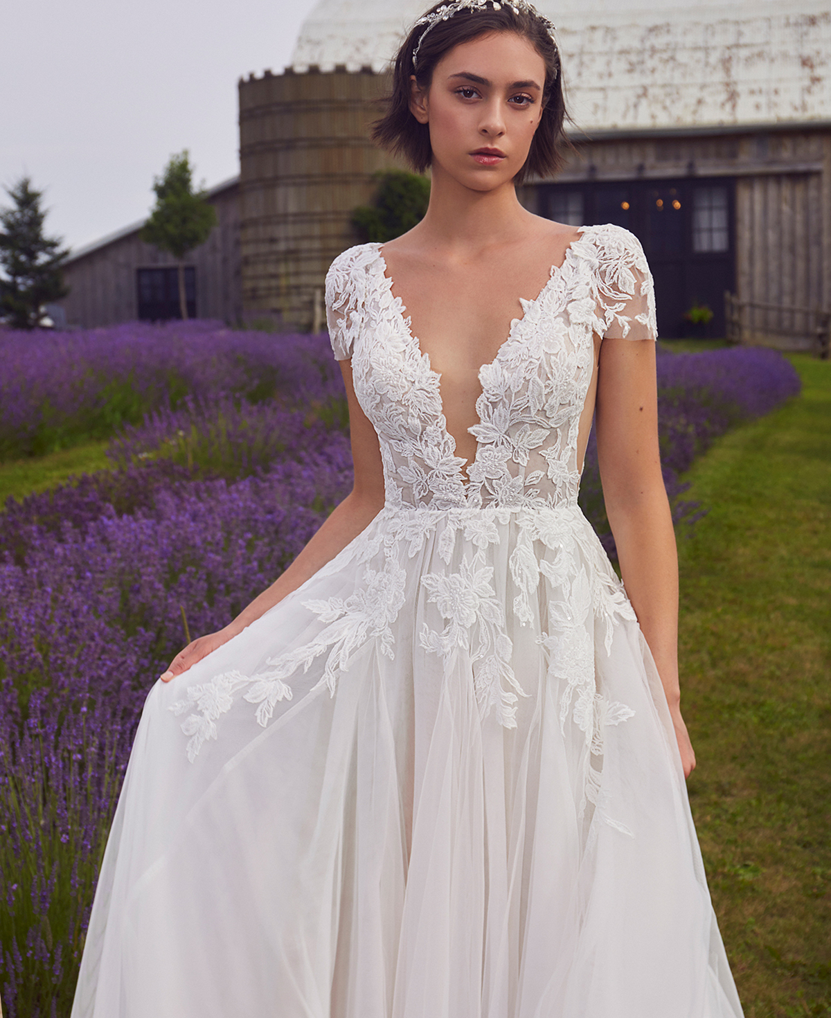 Simple Lace Wedding Dress with Detachable Sleeves and Long Tulle Train